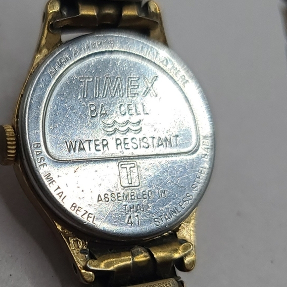 Vintage Timex Stretchy Gold Tone Wrist Watch - Picture 2 of 5